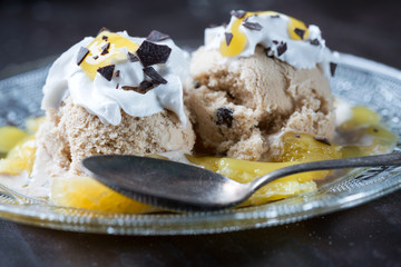 Vegane Eiscreme auf Sojabasis mit Reisschlagcreme und Pfirsichsoße