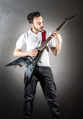 Obraz na płótnie Canvas giovane chitarrista con chitarra elettrica