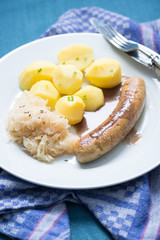 Vegane Bratwurst mit Kartoffeln und Sauerkraut