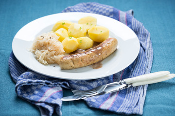 Vegane Bratwurst mit Kartoffeln und Sauerkraut