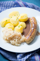Vegane Bratwurst mit Kartoffeln und Sauerkraut