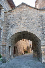 Vieille rue et porche, Ainsa, Espagne, Aragon, Europe