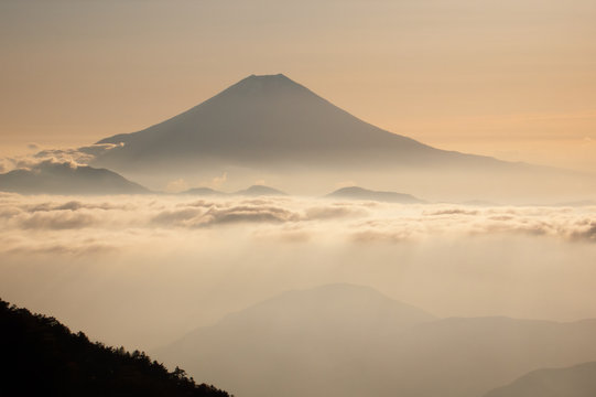 南アルプス・笊ヶ岳から望む富士山