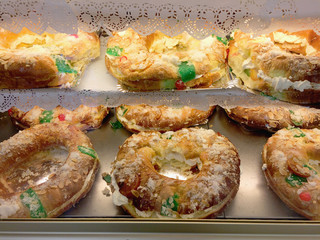 Roscon de reyes en la pasteleria