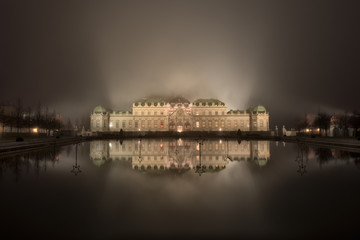 Obraz premium Belvedere palace in Vienna at a foggy night