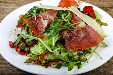 Salad with prosciutto