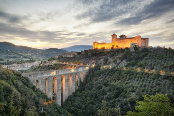 Spoleto, Umbria. La Rocca Albornoziana e il Ponte delle Torri al tramonto - obrazy, fototapety, plakaty