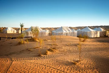 Foto op Plexiglas Kamp van tenten in een prachtig landschap van zandduinen in de woestijn van de Sahara, Zuid-Tunesië © Delphotostock