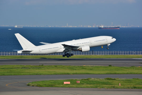 離陸するジェット機