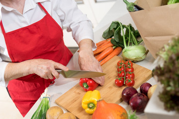 Großmutter beim Gemüseschneiden