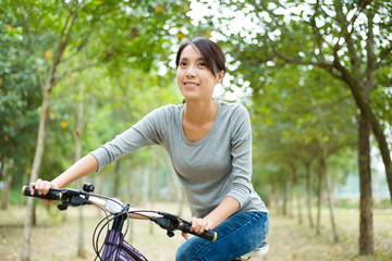 Naklejka premium Woman enjoy riding a bike