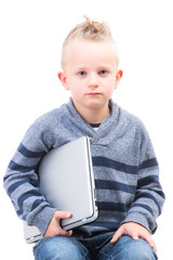 kind hält laptop unterm arm