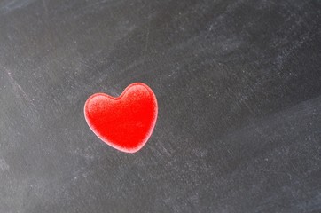 Rotes Herz auf Schiefertafel isoliert