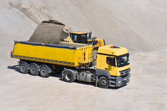 LKW wird in einem Kieswerk beladen // 
truck will be loaded in a gravel plant