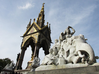 Fototapeta na wymiar Albert memorial from Hyde Park in London