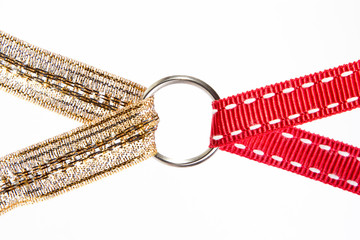 Bänder mit Ring verbunden