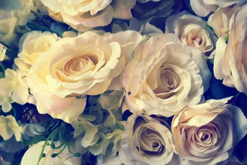 Gruppe von weißen Rosenblüten mit Vintage-Effekt-Hintergrund © iamchamp