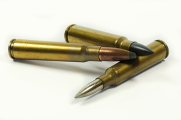 Balas de diferente calibre sobre un fondo blanco