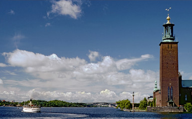 Rathaus von Stockholm und Ausflugsschiff