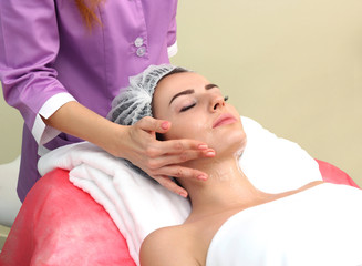 Obraz na płótnie Canvas Having cosmetic massage