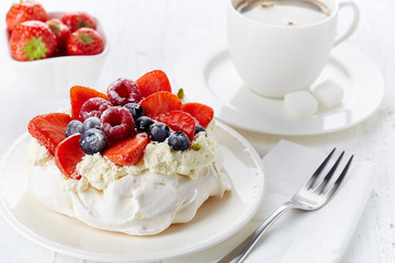 Pavlova meringue cake