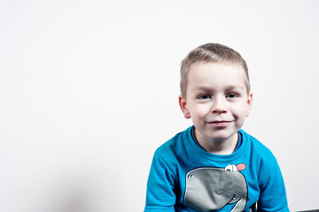 uśmiechnięty mały chłopak © ftomasz