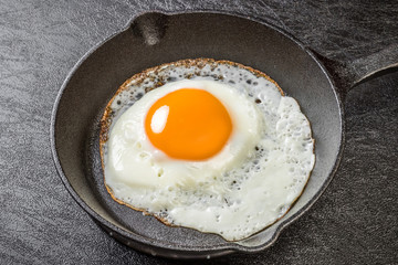 目玉焼きと鉄鍋　Fried eggegg and iron fry pan