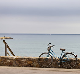 Fototapeta premium Vintage bike waiting at the beach