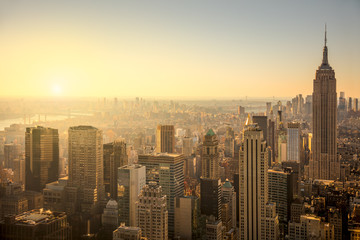 Skyline von New York City mit städtischen Wolkenkratzern bei sanftem