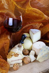 Formaggi misti , vino e noci