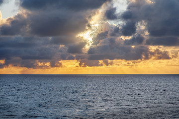 Obraz na płótnie Canvas Sun set at sea
