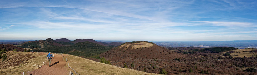 Fototapeta na wymiar Panorama vue du puy de Pariou : le parc des volcans d’auvergne