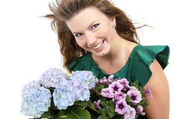 Naklejka premium Frau hält Blumen im Arm