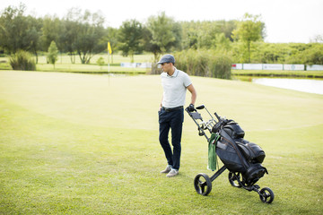 Obraz premium Young man playing golf