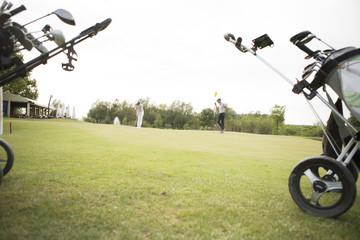 Obraz premium Golf bag with clubs on green field