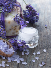 Obraz na płótnie Canvas facial cream with fresh lavender