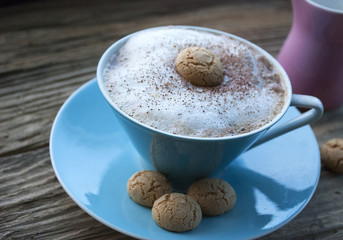 Cappuccino, Latte Macchiato, Milchkaffee auf altem Treibholz 