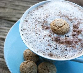 Cappuccino, Latte Macchiato, Milchkaffee auf altem Treibholz 