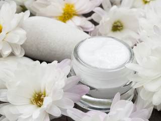 Fototapeta na wymiar facial cream with fresh flowers