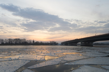 spływająca rzeką lodowa kra