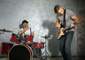 Obraz premium Musicians playing musical instruments and singing songs in a studio
