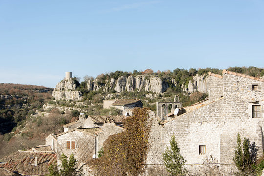 Tour de Balazuc en Ardèche vue du village