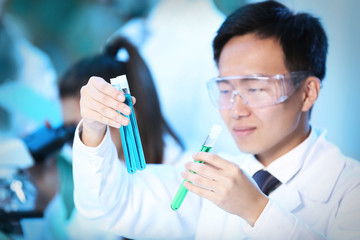 Obraz na płótnie Canvas Young male medical technician working in laboratory