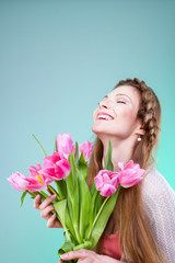 Obraz na płótnie Canvas Молодая женщина с тюльпанами