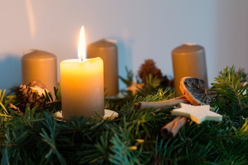 Kerze auf handgemachten Adventskranz brennt