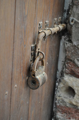 lucchetto vecchia porta