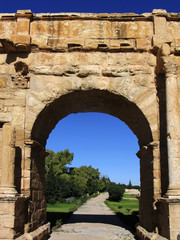 Obraz premium Tunisia. Ancient Sufetula (present day Sbeitla). The ancient road seen via the triumphal Diocletian Arch