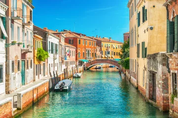 Fotobehang Smal kanaal in Venetië, Italië. © waku