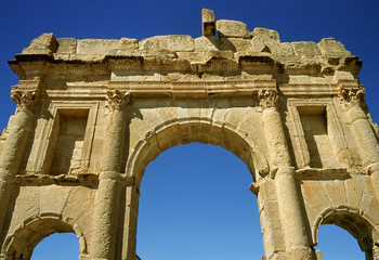 Obraz premium Tunisia. Ancient Sufetula (present day Sbeitla). Triumphal arch dedicated to the emperor Antoninus Pious with visible engraved inscription