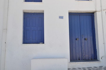 porta e finestra blu mare